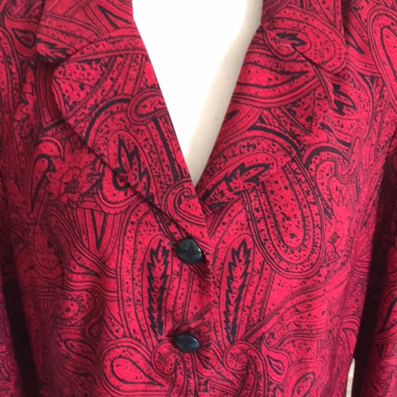 Woman’s  blouse by Leslie Fay. - Picture 6 of 8